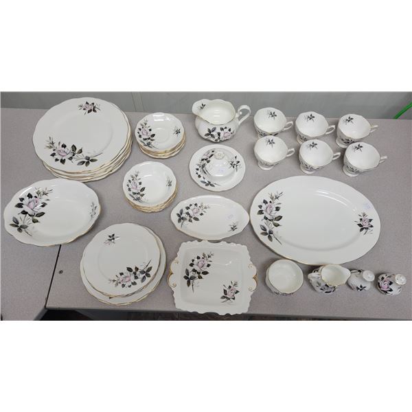 41 pieces Queens messenger Royal Albert