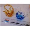 Image 3 : 890 COBALT BLUE SWAN AND AMBER BLOWN GLASS BASKET