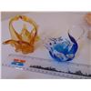 Image 4 : 890 COBALT BLUE SWAN AND AMBER BLOWN GLASS BASKET