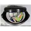 Image 1 : LARGE ROASTING PAN WITH OTHER KITCHEN ITEMS