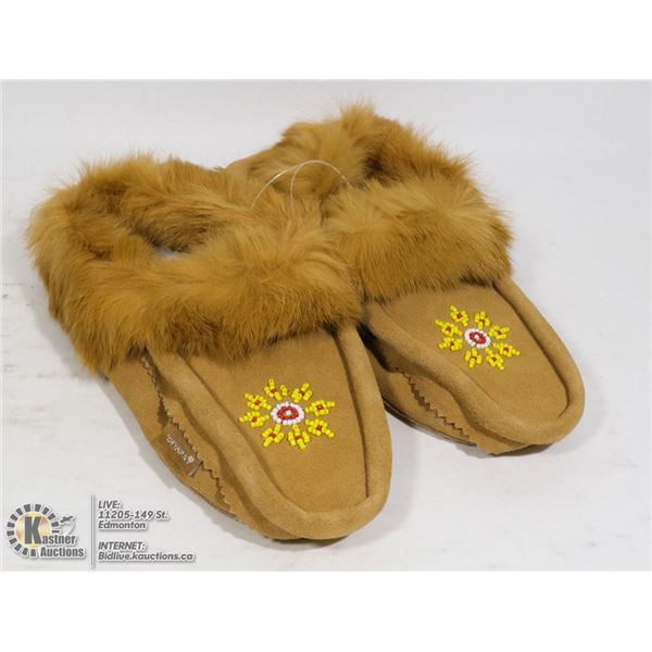LADIES MOCCASINS SIZE 10