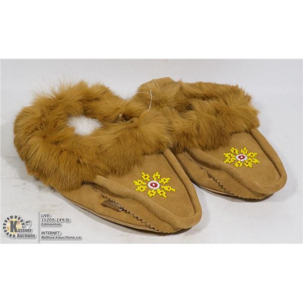 LADIES MOCCASINS SIZE 10
