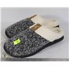 Image 1 : SIZE 7-8 SLIPPERS