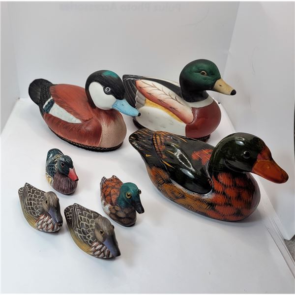 28)  LOT OF 7 DUCK FIGURINES, 4 SMALL WOODEN