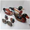 Image 1 : 28)  LOT OF 7 DUCK FIGURINES, 4 SMALL WOODEN
