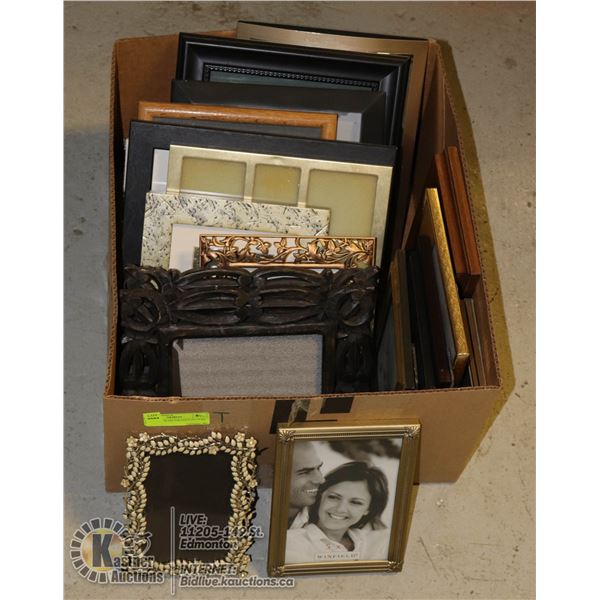 BOX WITH 20 DECORATIVE PICTURE FRAMES