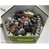 Image 1 : BOX WITH COLLECTION OF ARROWHEADS,