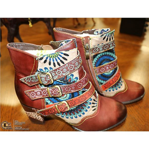 LEATHERETTE ABSTRACT HIPPY ANKLE BOOT SZ 9