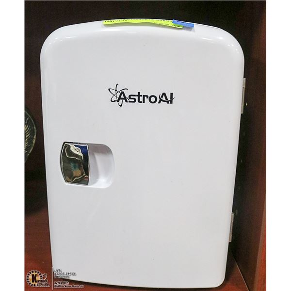 WHITE MINI COOLER OR WARMING UNIT AC/DC