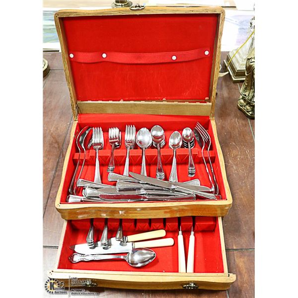 76PC ONEIDA STAINLESS CUTLERY SET IN WOOD BOX