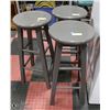 Image 1 : SET OF 3 SOLID WOOD GREY BAR HEIGHT STOOLS