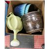 Image 1 : LARGE BOX OF GARDENING SUPPLIES AND DECOR INCL.