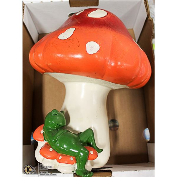 BOX WITH LARGE DECORATIVE MUSHROOM WITH