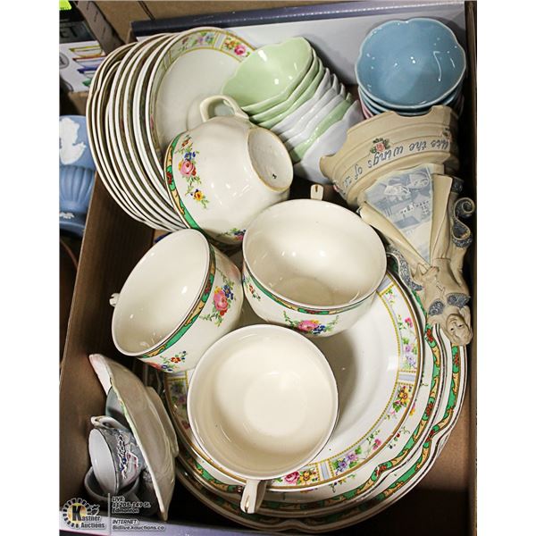 TRAY OF VINTAGE GLASSWARE