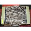 Image 1 : PAIR OF LIFE COMFORT 60" X 70" BLANKETS / THROWS