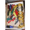 Image 1 : FLAT OF ASSORTED SCREWDRIVERS WITH TROUBLE LIGHT