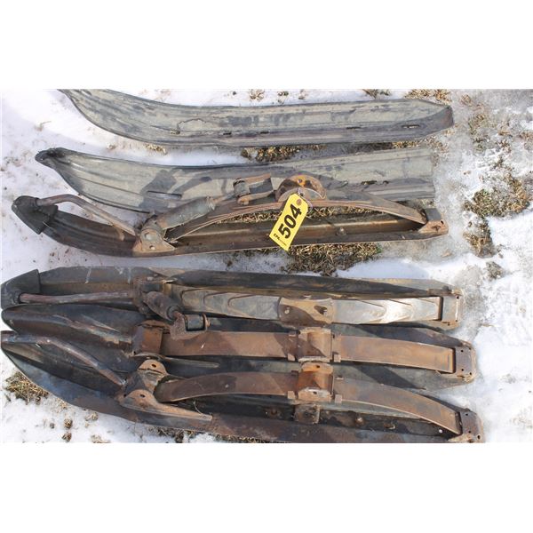 4 SKIS FOR SNOWMOBILE & 2 PLASTIC RUNNERS