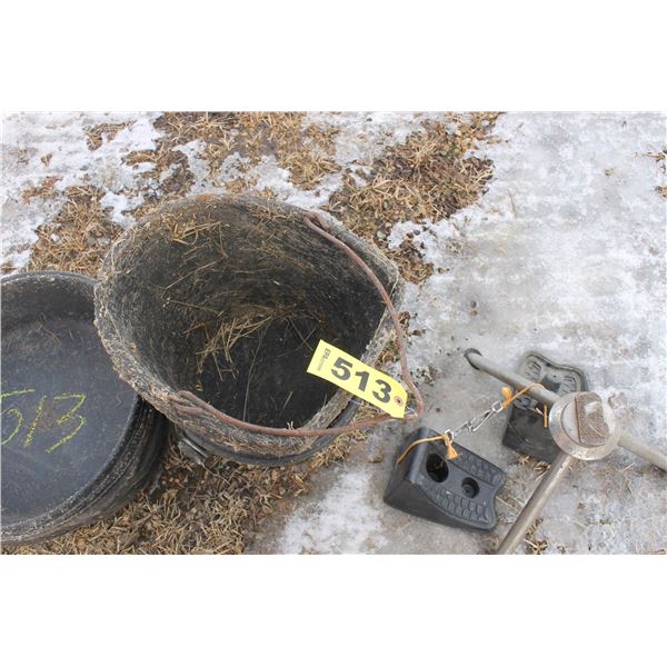 7 BLACK RUBBER FEED TUBS, HOOF RACK & WHEEL CHUCKS