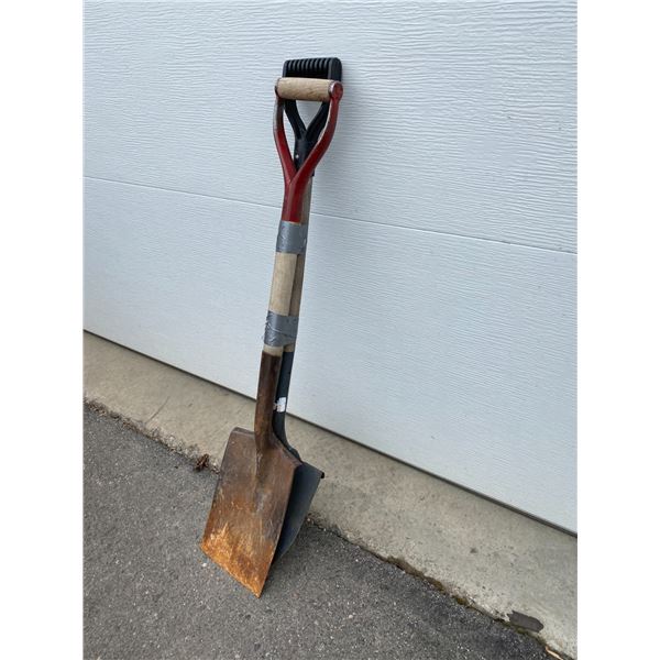 2 short shovels