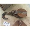 Image 2 : 2 Vintage Pulley & Hooks 1 is 2 .5 Ton