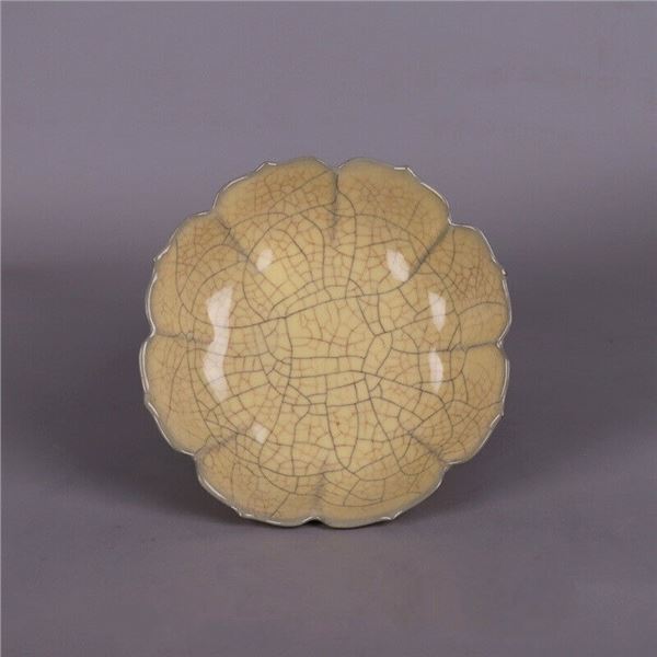 A YELLOW GLAZE CRACKLE PLATE QING DYNASTY.