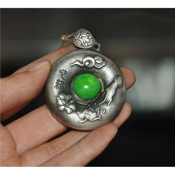 A SILVER INLAY GREEN JADE PENDANT QING DYNASTY.