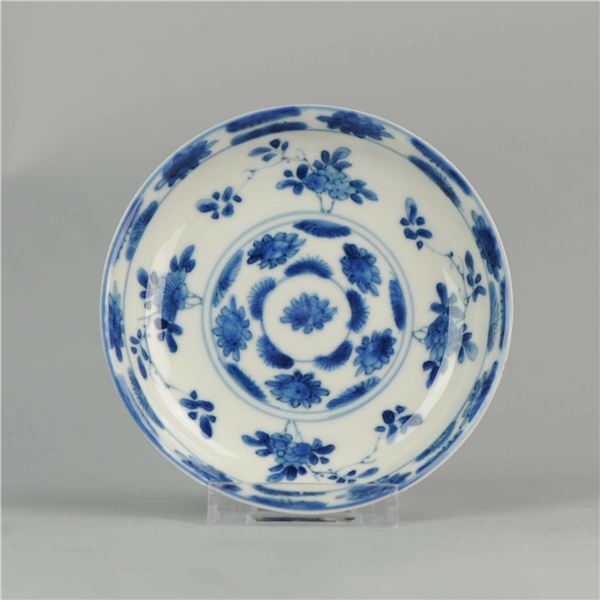 A BLUE AND WHITE FLOWER PLATE KANGXI PERIOD.