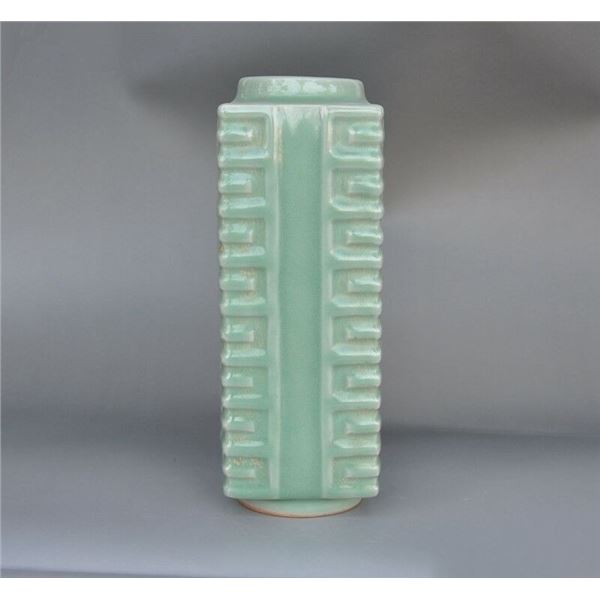 A GREEN BOTTLE VASE QING DYNASTY.