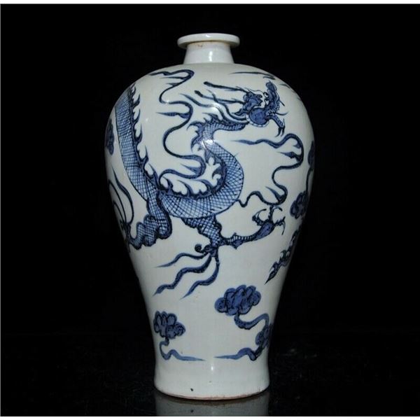 A BLUE AND WHITE DRAGON MEIPING VASE QING DYNASTY.