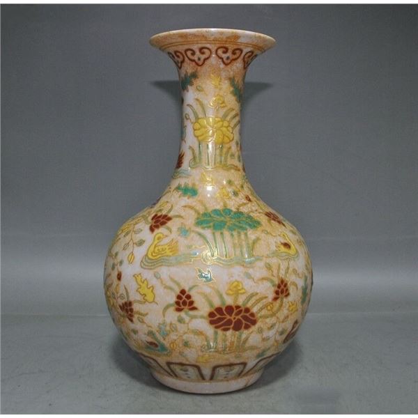 A FAMILLE VERTE BOTTLE VASE CHENGHUA MARK.