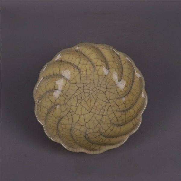 A YELLOW GLAZE CRACKLE PLATE QING DYNASTY.
