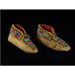 PAIR VINTAGE BEADED HIDE ATHABASCAN? MOCCASINS