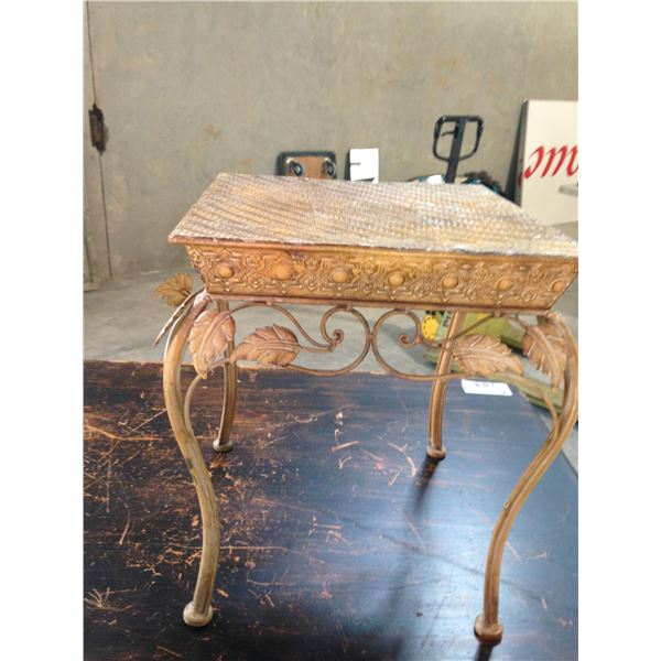 METAL ACCENT TABLE WITH CLOCK
