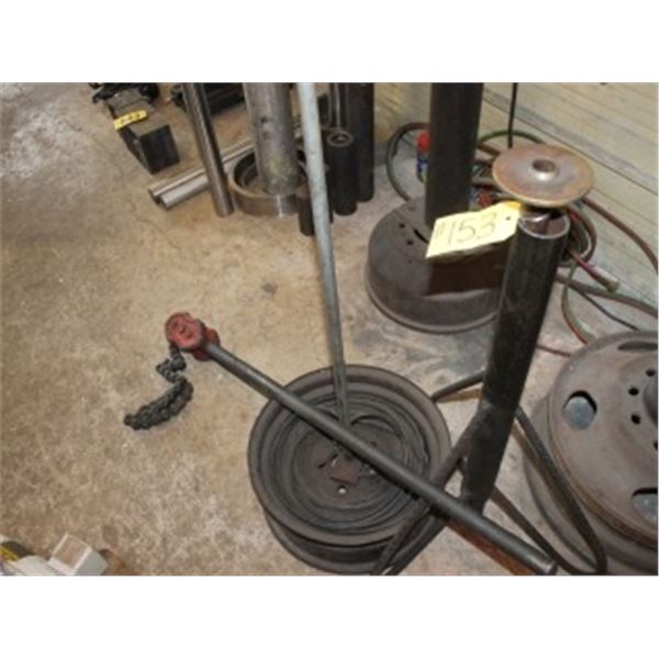 METAL STAND, LIGHT ON STAND & PIPE VISE