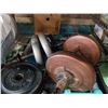 Image 2 : 2 DUMBELLS AND 20 LBS OF METAL WEIGHTS