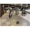 Image 2 : 2 SINKS WITH TAPS