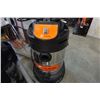 Image 3 : 2 shop vacs and air compressor - as is