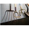 Image 2 : LOT OF AXES, PITCHFORK, GARDEN TOOLS, SHOVEL