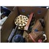 Image 2 : 2 boxes of vintage collectibles