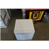 Image 2 : WHITE MINI BAR FRIDGE