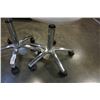 Image 3 : 2 GAS LIFT ROLLING STOOLS
