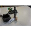 Image 2 : 2 KNIGHT FIGURES AND LIDDED DRAGON JAR