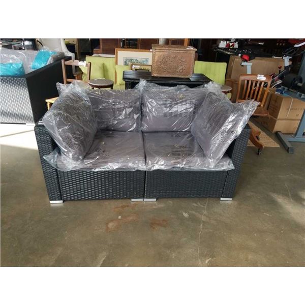 BRAND NEW PREMIUM OUTDOOR LOVESEAT