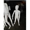 Image 2 : Three mannequins