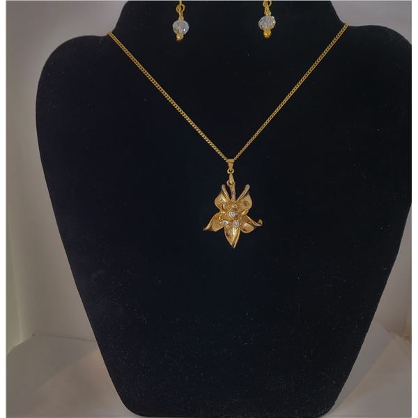 25)  VINTAGE GOLD TONE FLOWER PENDANT ON 18"