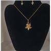 Image 1 : 25)  VINTAGE GOLD TONE FLOWER PENDANT ON 18"