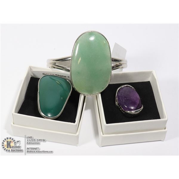 2 COSTUME RINGS (GREEN STONE, AMETHYST) AND GREEN