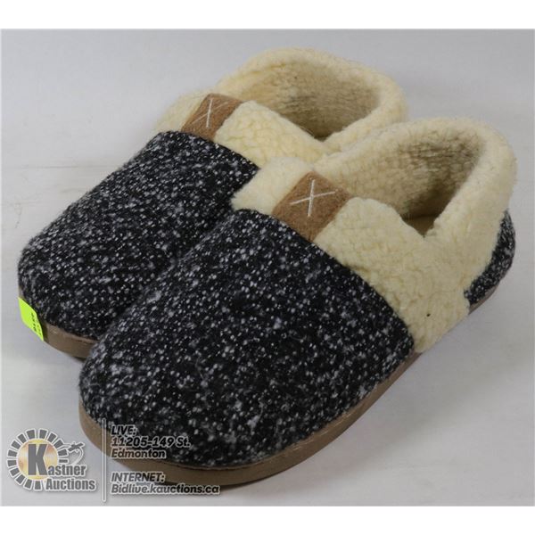 SLIP ON SLIPPERS SIZE 9.5 -10.5