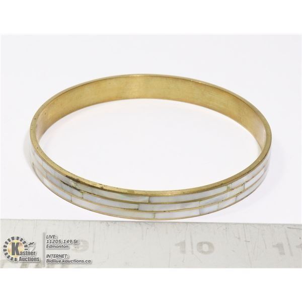 MOTHER OF PEARL BRACELET IN GOLD TONE SETTING
