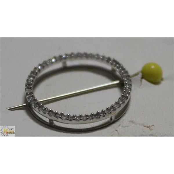 A 14KT WHITE GOLD & DIAMONDS PENDANT 3/4" DIAMETER